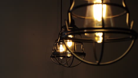 colgante negro, luces industriales con bombillas vintage