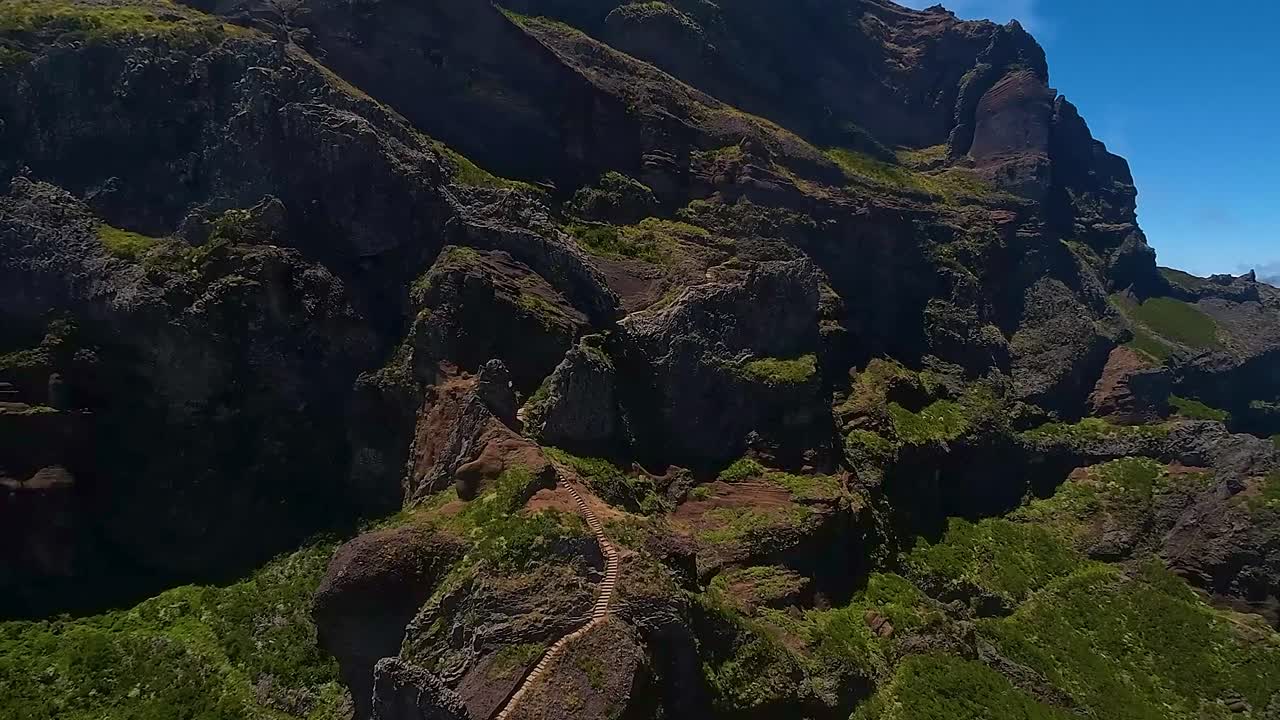 experimente los impresionantes paisajes de la ruta de senderismo de pico do pico desde la vista de un pájaro