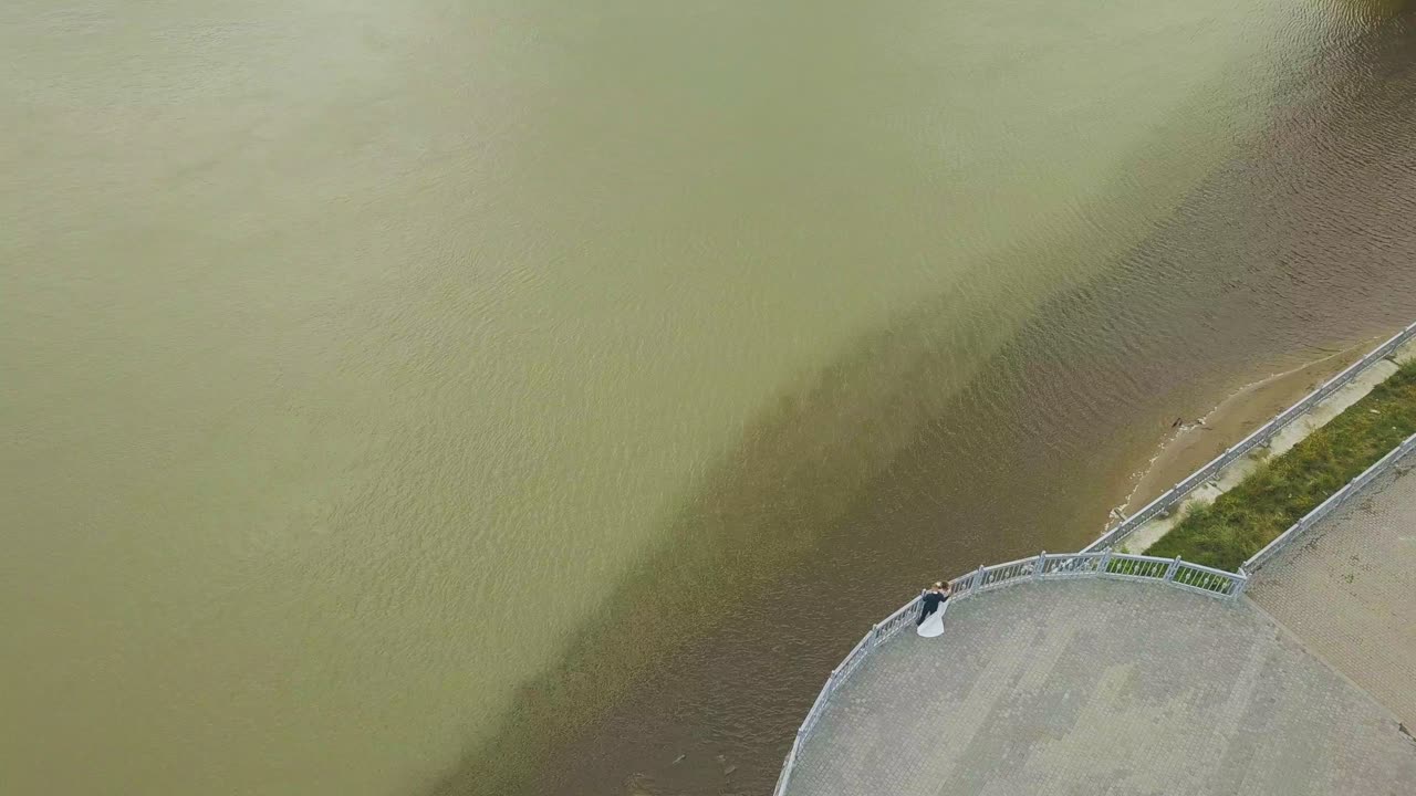 새로 결혼 한 부부 는 공중 관점 에서 강 을 바라보고 있다