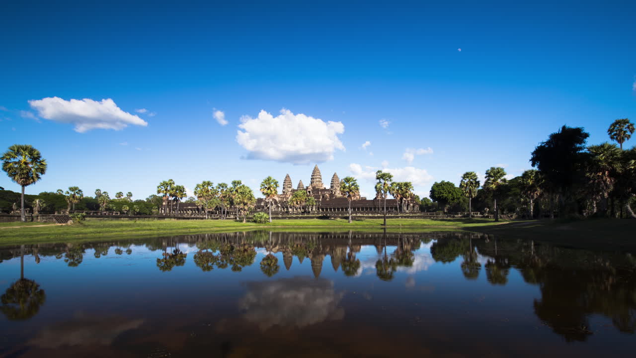covid-19 기간 동안 아무도 없는 앙코르 와트 (angkor wat) 는 생생한 양극화 된 파란 하늘 타임 프를 가지고 있습니다.