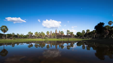 angkor wat sin gente durante la covid-19 con un vívido lapso de tiempo de cielo azul polarizado