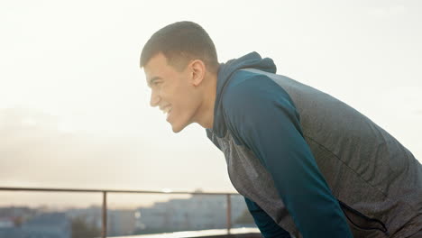 fitness, hombre cansado y descansar en la ciudad