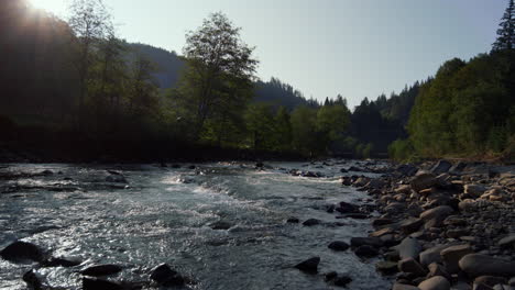 panoramablick auf einen fluss in einer berglandschaft