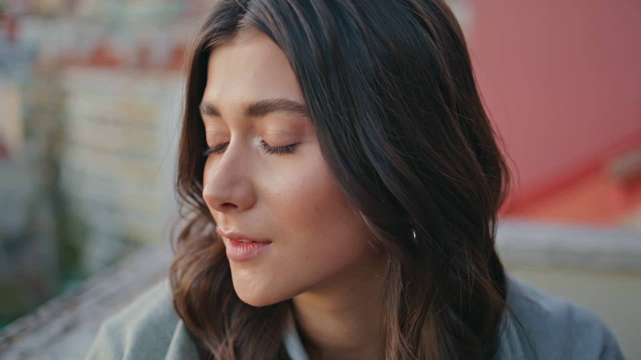 retrato mujer escritora posando cámara en la terraza. dama pensativa relajándose por la noche