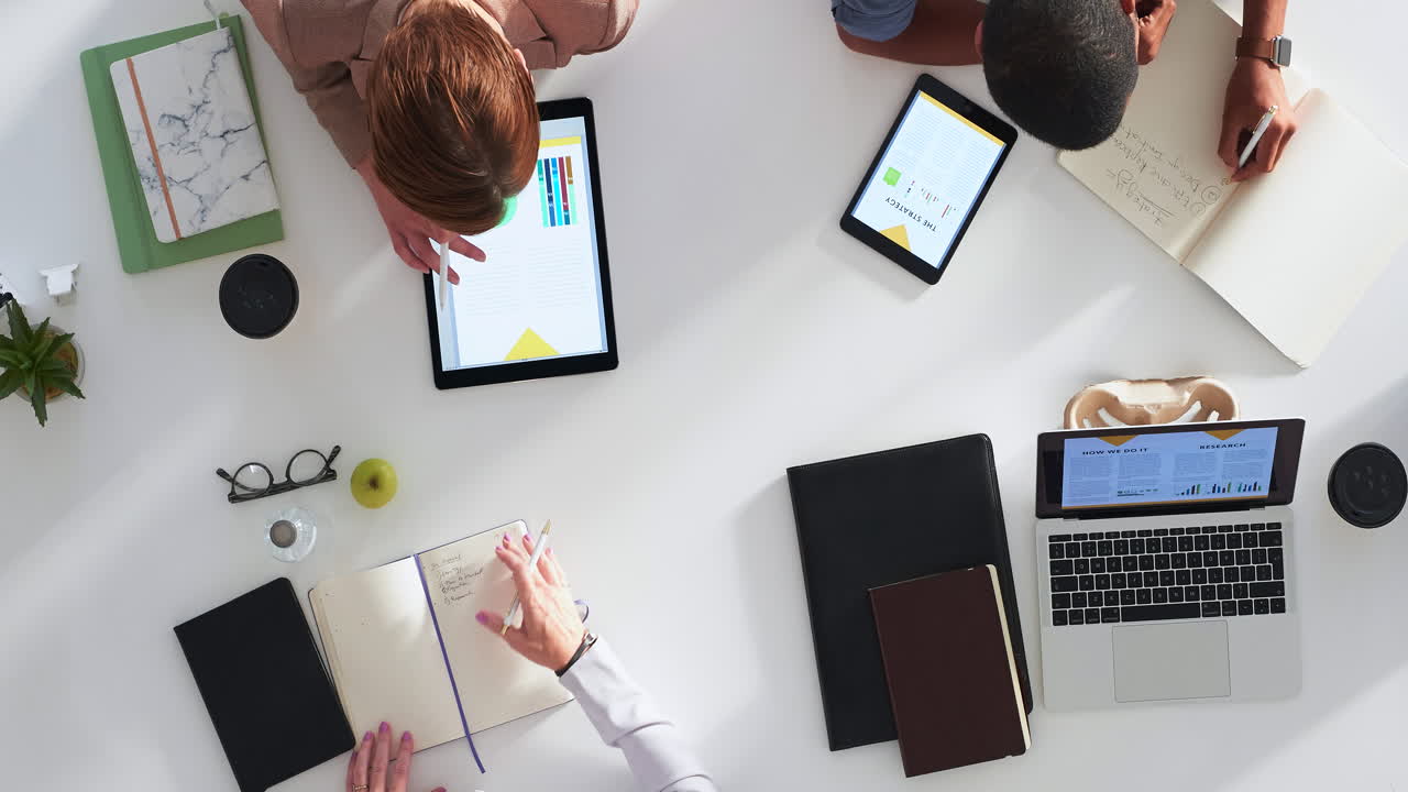 Bord, hastighed og travle mennesker, der planlægger digitalt