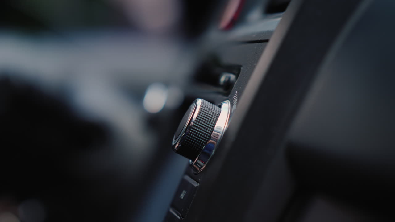 mano masculina ajusta la afinación de la toma de primer plano de la radio del coche