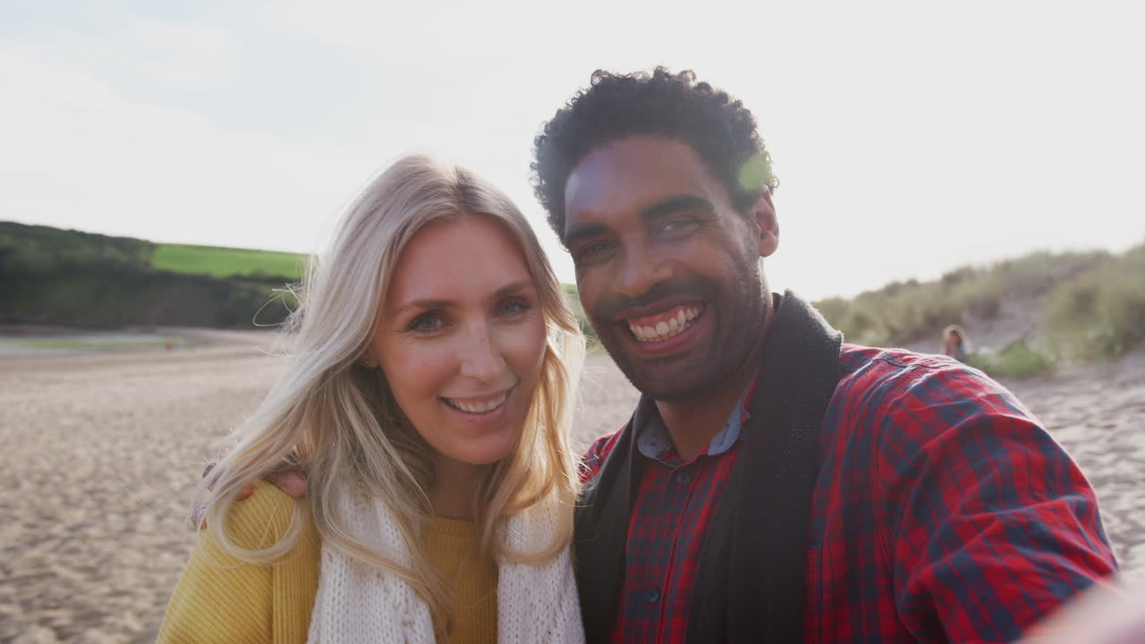 retrato de una familia multicultural activa disfrutando de vacaciones de invierno en la playa