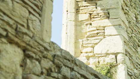 4K-Aufnahmen-Eines-Fensters-In-Den-Ruinen-Der-Peterskirche-In-Buckinghamshire