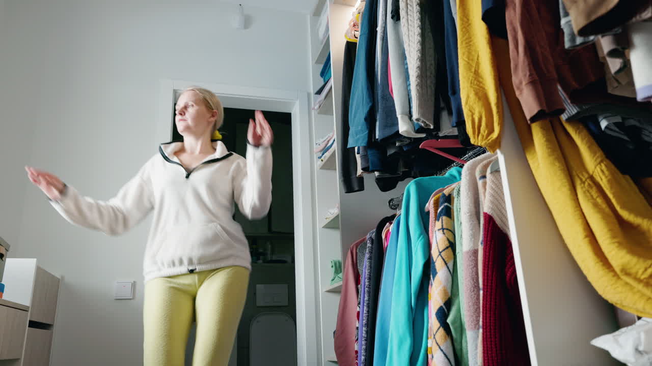 mujer bailando en un dormitorio con un armario colorido