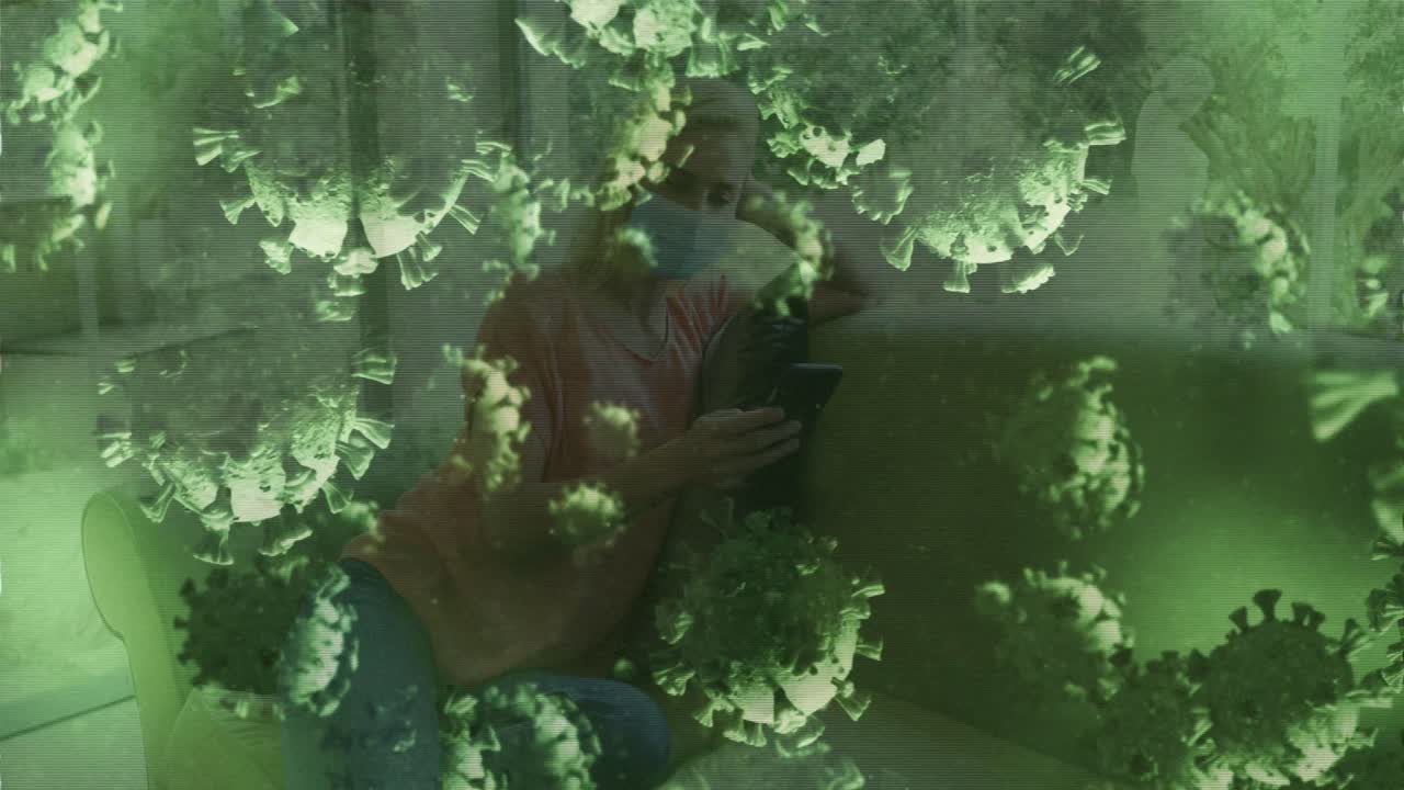 animación de células de virus sobre una mujer caucásica que usa una máscara facial y usa un teléfono inteligente