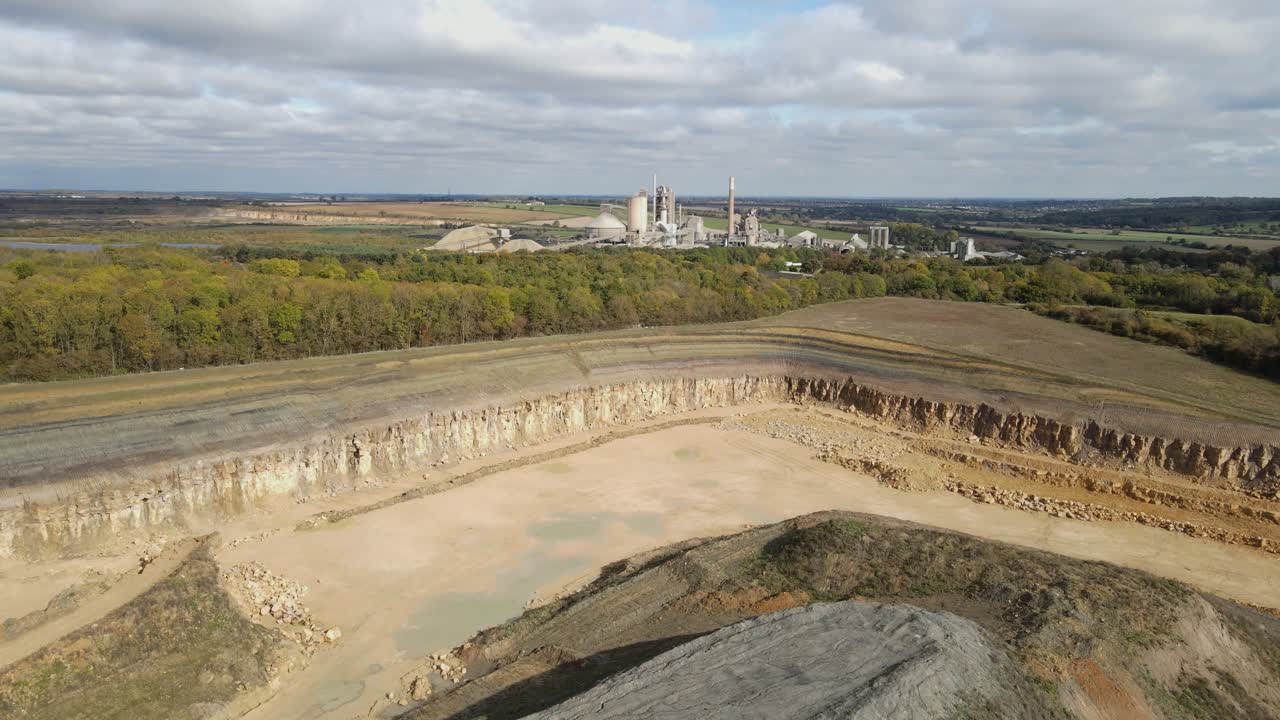 kenton cementworks drone vista sobre cantera con fábrica en segundo plano.