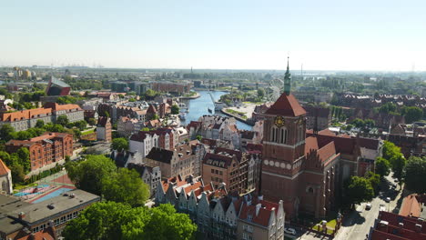 Ayuntamiento-De-Gdansk-Con-Vistas-Al-Paisaje-Urbano-De-Gdansk-Y-Al-Río-Motlawa-En-Polonia