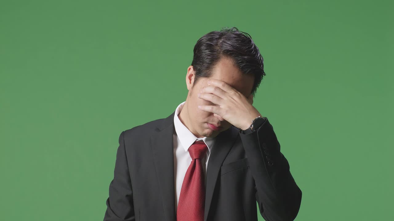 얼굴을 고 있는 사업가