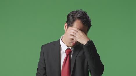 얼굴을 고 있는 사업가