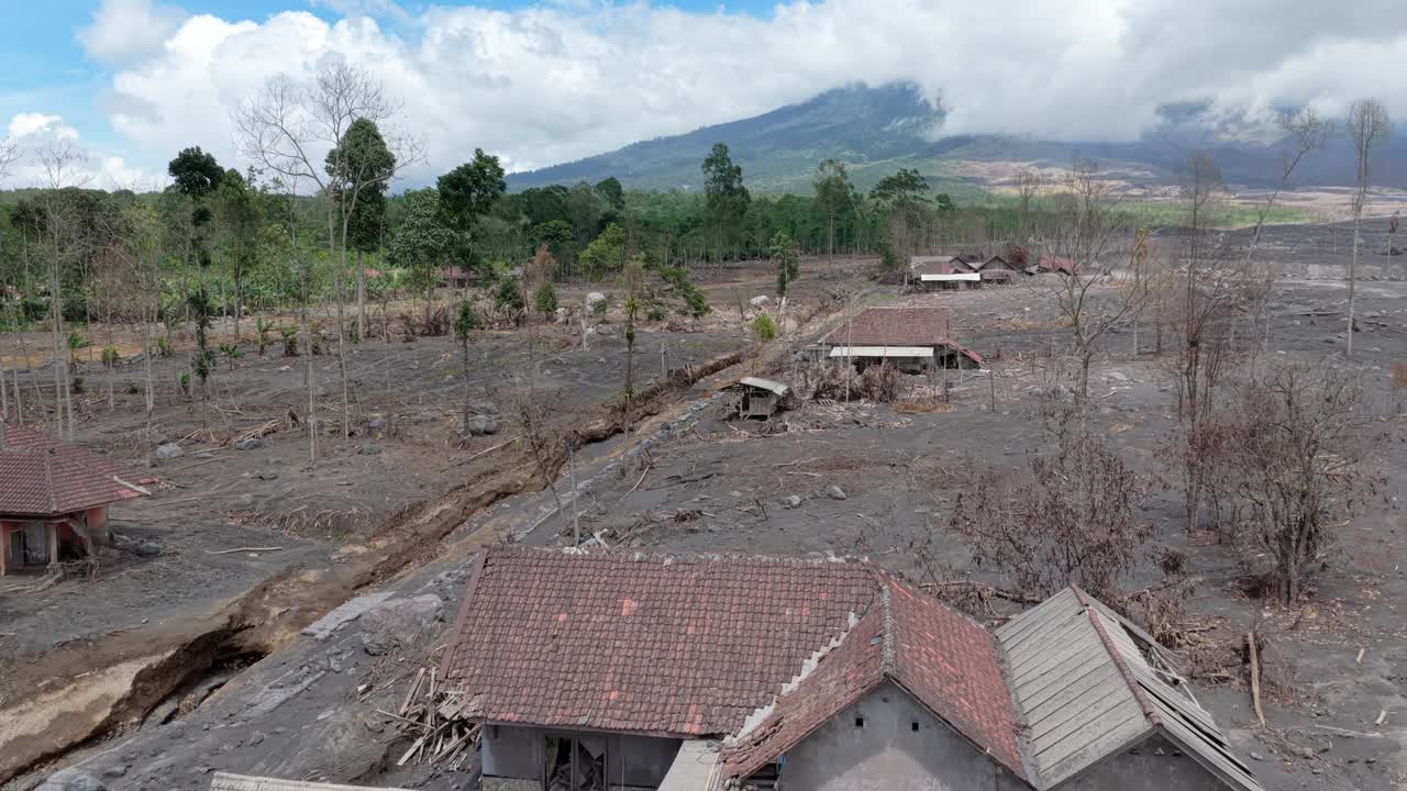 Villaggio indonesiano devastato distrutto dall'eruzione del vulcano Semeru