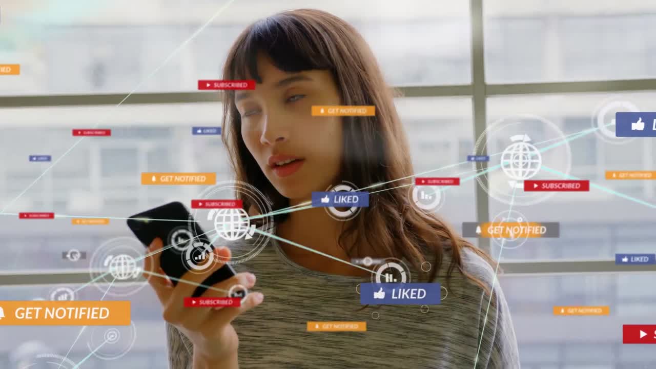 animación de una red de conexiones con iconos de los medios sobre mujeres biraciales que usan teléfonos inteligentes