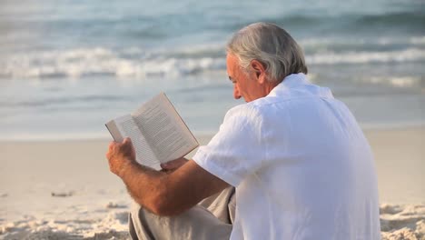 hombre anciano leyendo un libro