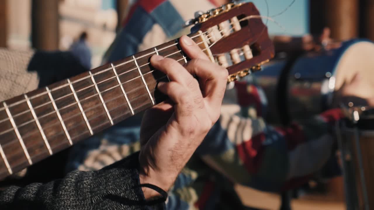 Artisti di strada con musica tradizionale, periodo estivo. 4K.