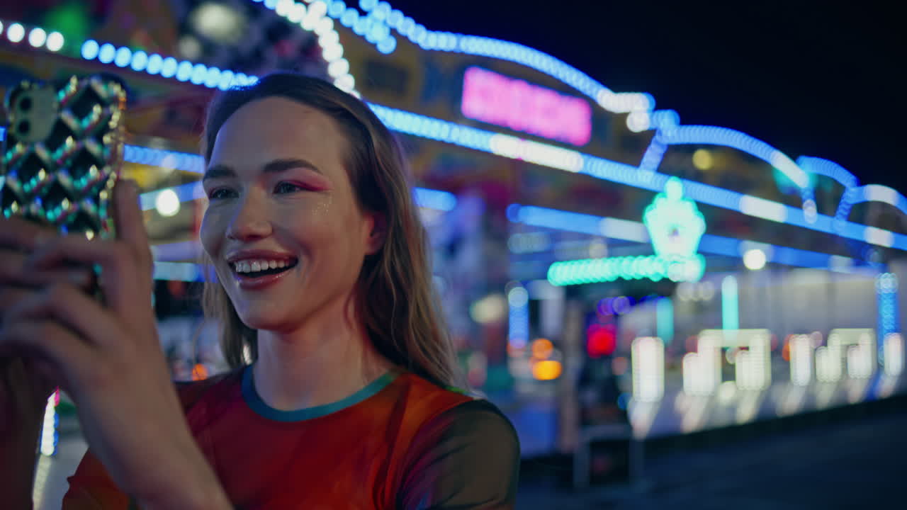 십대 소녀가 페어 클로즈업에서 스마트폰 비디오를 스트리밍합니다. 흥분한 블로거 파크