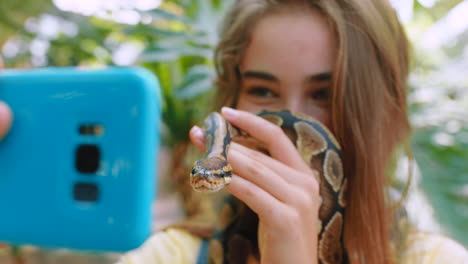 selfie, serpiente y redes sociales con una niña