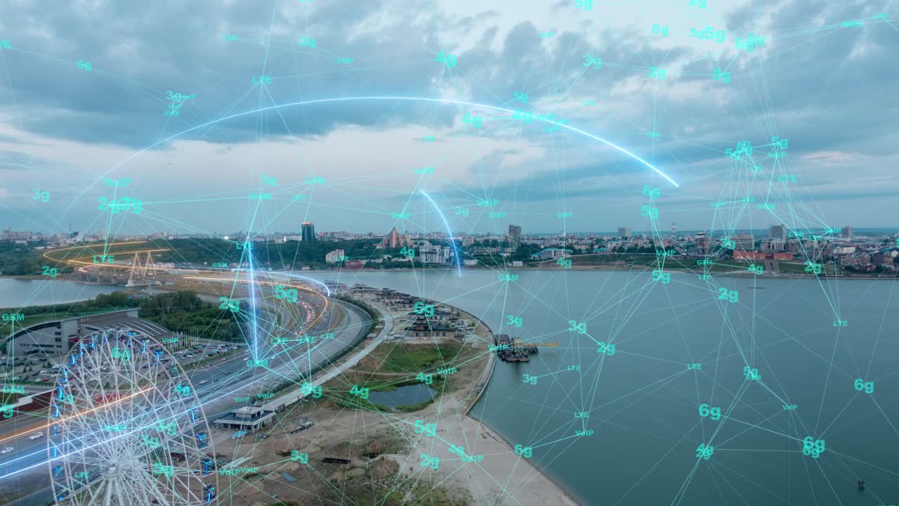 la ciudad inteligente imágenes aéreas de drones hologramas arcos de información que se forman durante la comunicación de red red futurista red y tecnología 5g drone baja luz 4k. bucle de video, lapso de tiempo