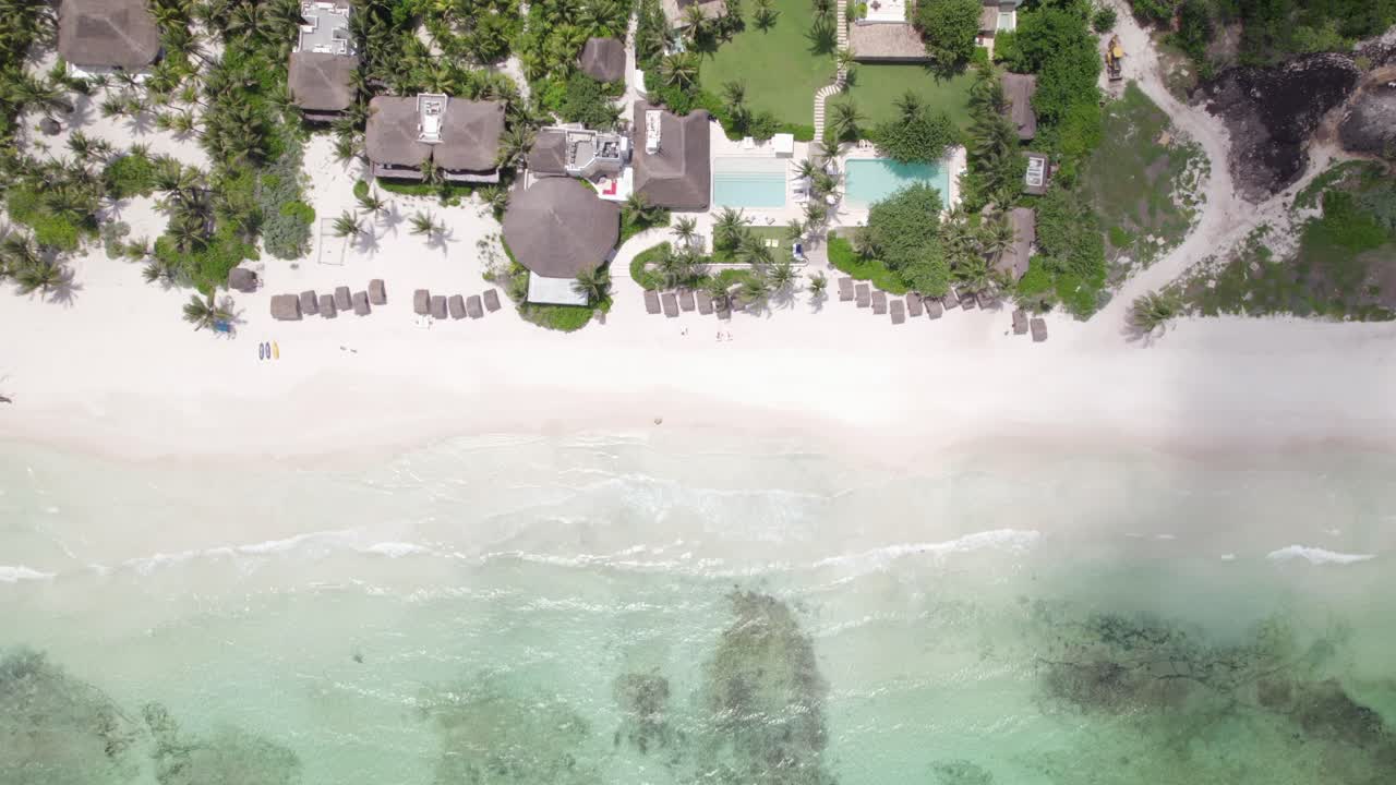 seguimiento cenital de un dron lateral de una playa