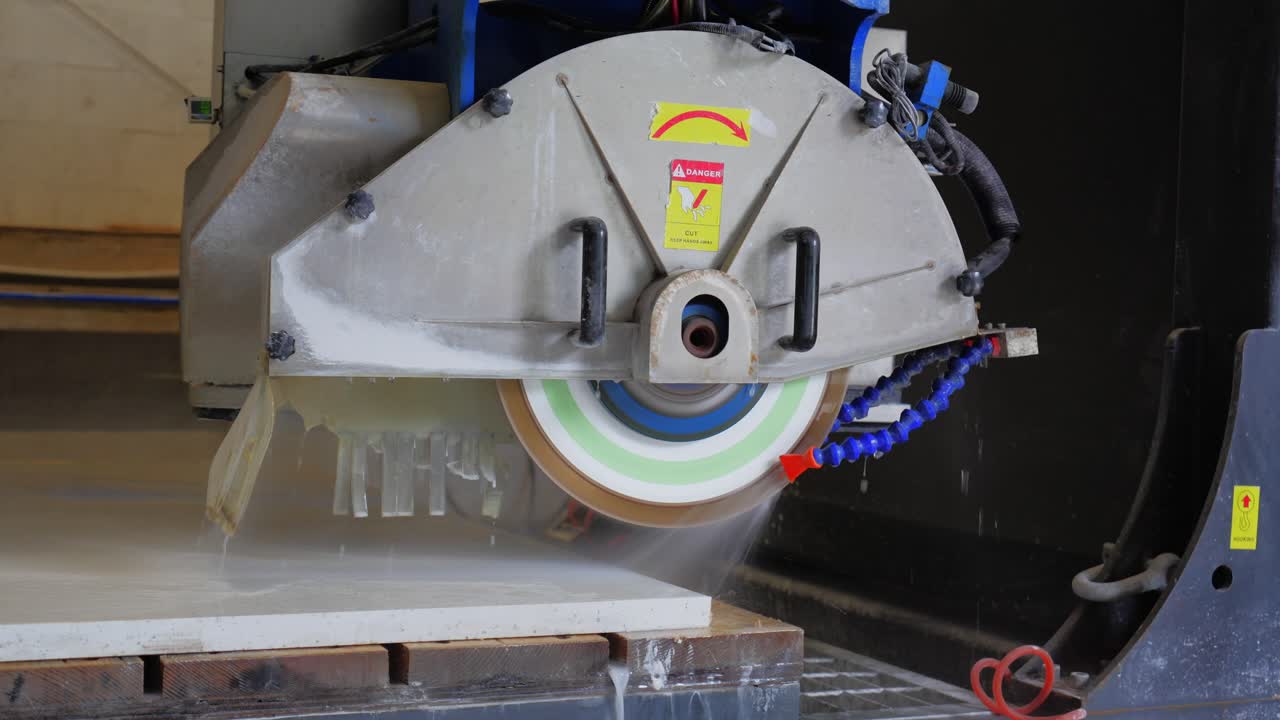 автоматическая пила вращающаяся, машина для резки гранита резка кухонной столешницы кварц - крупный план - замедленное движение