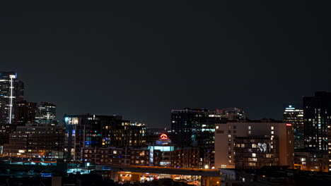 Tormenta-Eléctrica-Sobre-El-Horizonte-De-La-Ciudad-De-Denver-Ilumina-El-Cielo-Nocturno