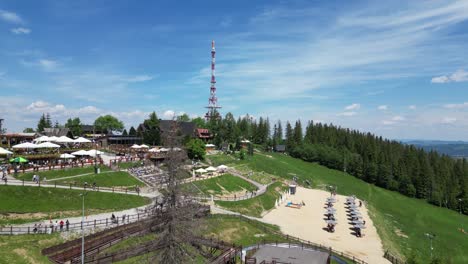 fotografía aérea de la cima de la montaña gubalowka cerca de la ciudad de zakopane, polonia