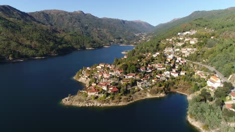 Wunderschöne-Naturlandschaft-Aus-Dem-Naturpark-Gerês-In-Portugal