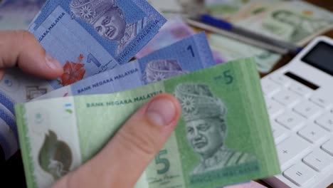 la mano del contador cuenta el ringgit de myr de malasia