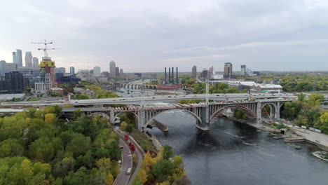 Puente-Del-Río-Mississippi-I-35w-Con-Construcción-Y-Paisaje-Urbano-En-El-Fondo