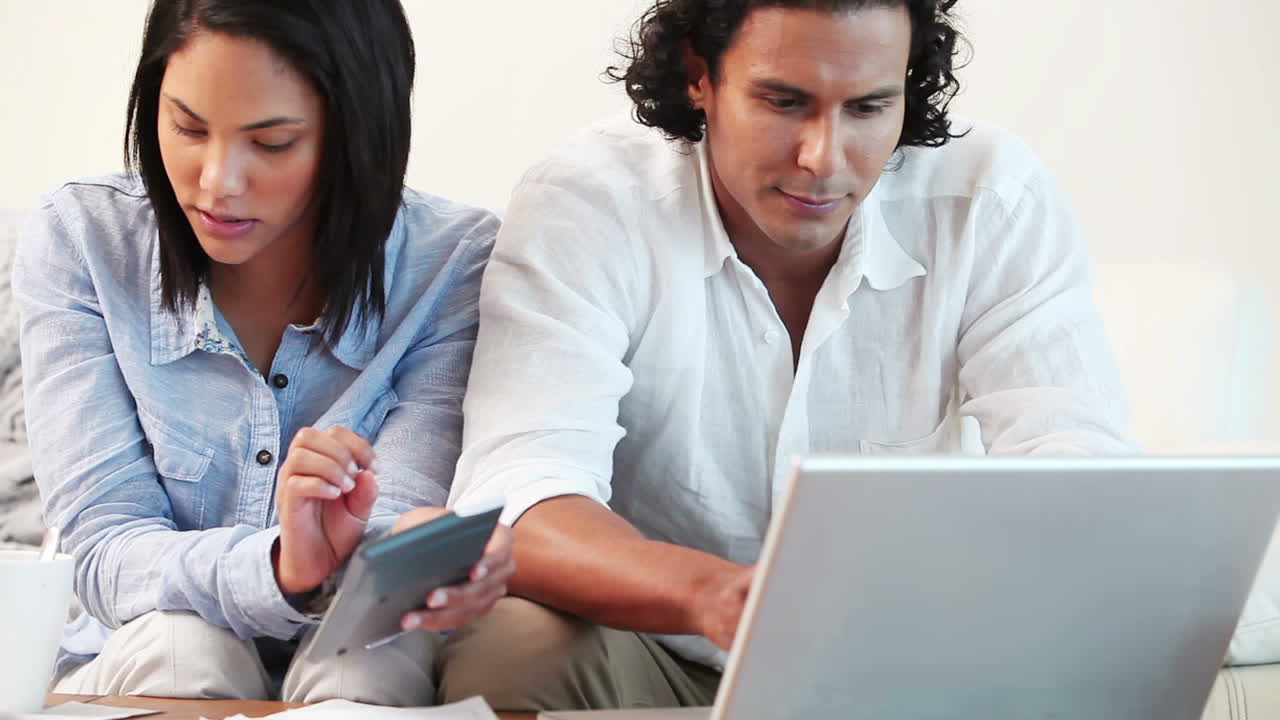 pareja calculando las finanzas del hogar