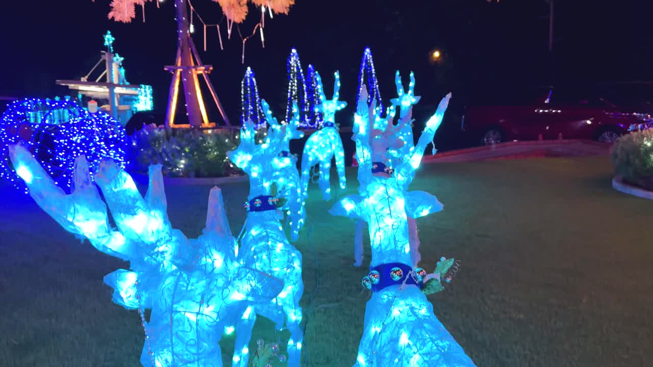 luces de renos coloridas en un entorno festivo