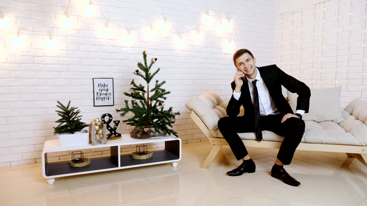 젊은 사업가 가 사무실 에서 전화 로 이야기 하고 있다