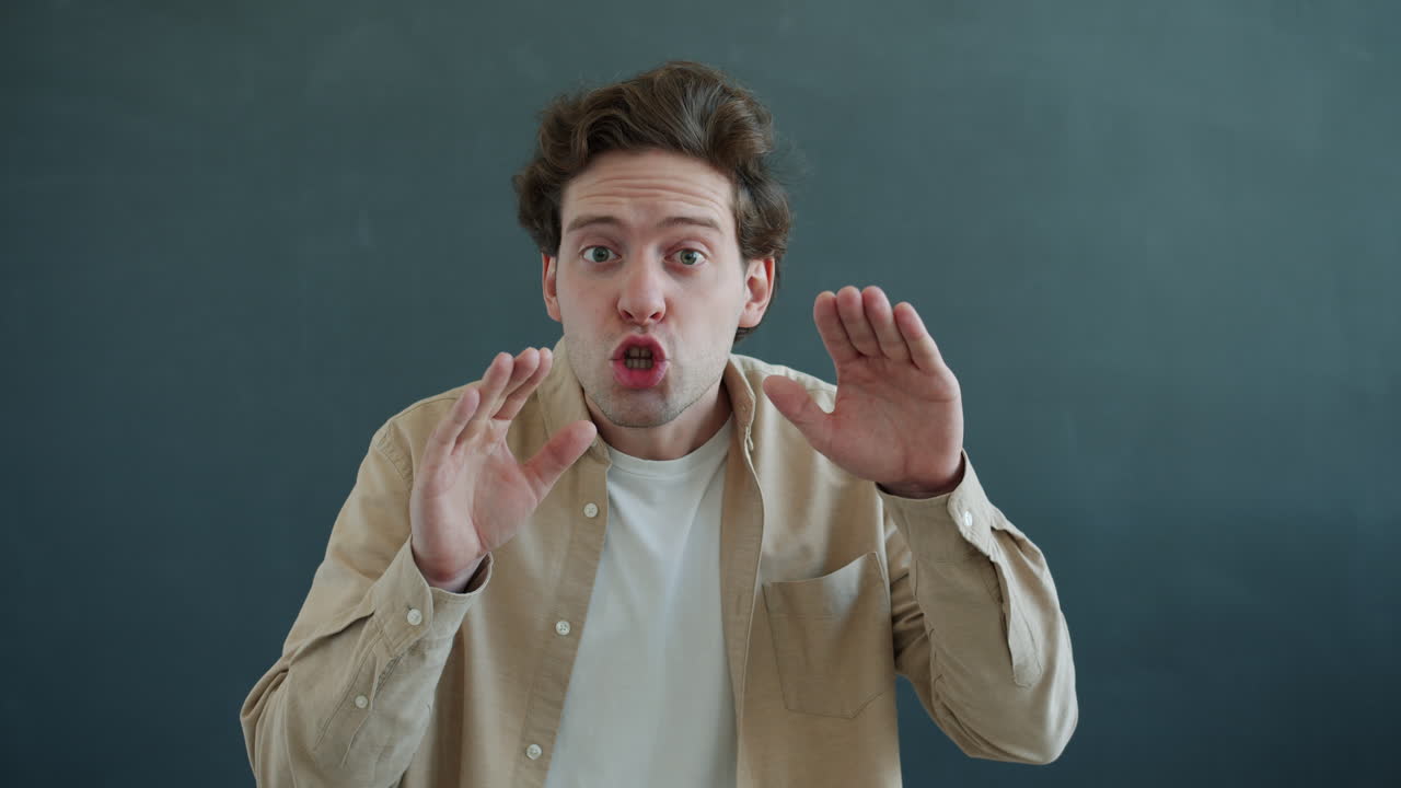 человек, выражающий страх и дискомфорт