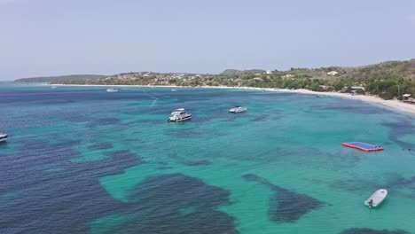 美麗的藍色加勒比海 遊船在熱帶海灘上