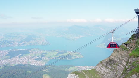 Luftseilbahn-Mit-Malerischem-See-Im-Hintergrund,-Pilatus,-Schweiz