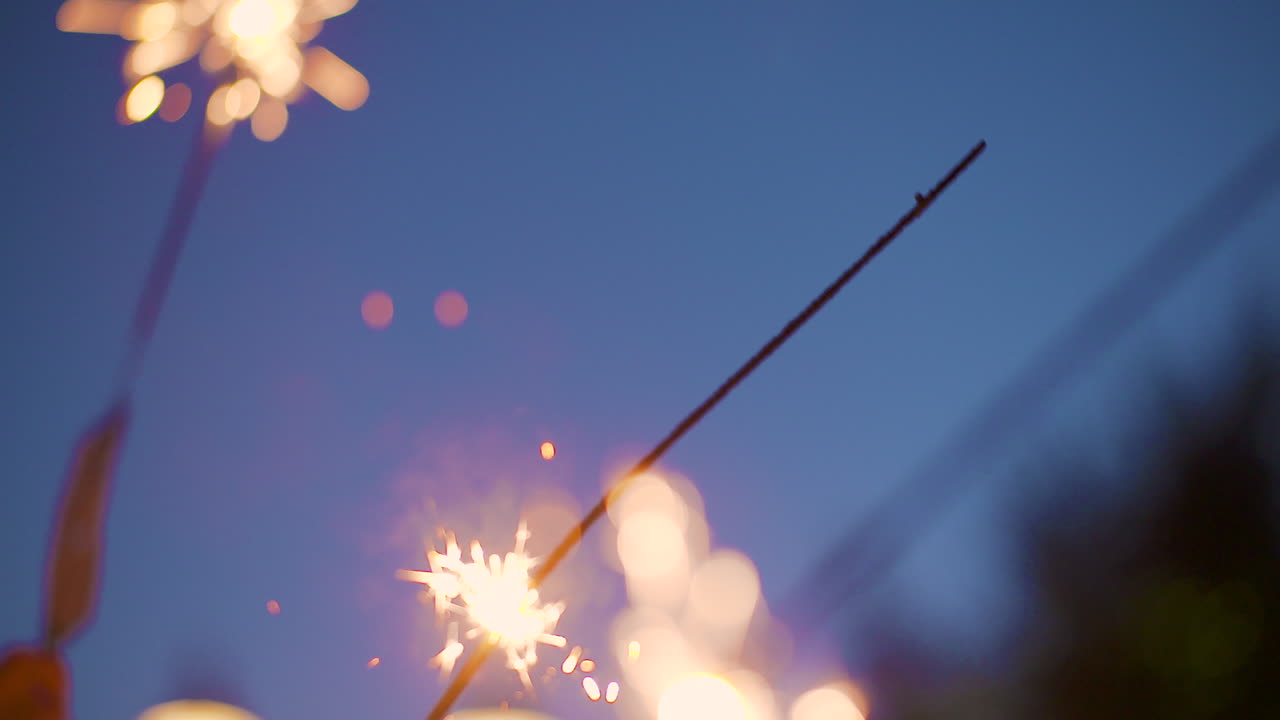 Estrelinhas Brilhando Intensamente Contra o Céu Escuro da Noite