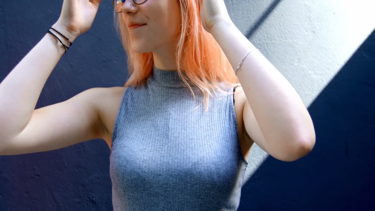 mujer de pie con los brazos cruzados 4k