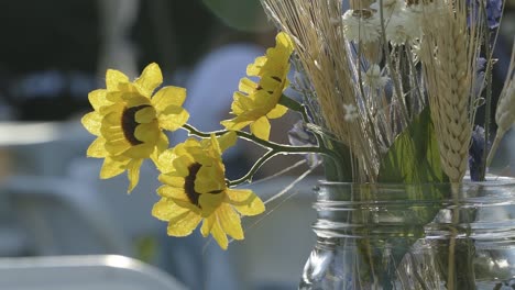 在戶外夏季婚禮招待會上,花<unk>花瓶靠近桌子上