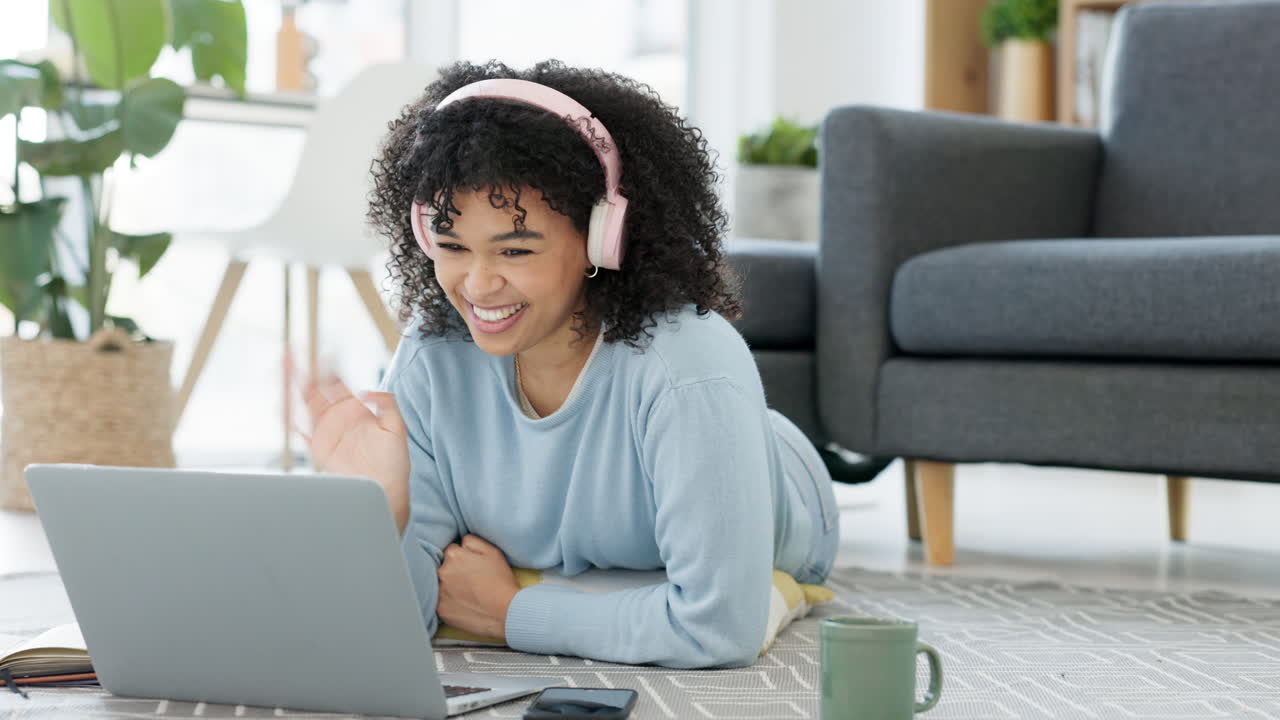 mujer relajada en una videollamada hablando