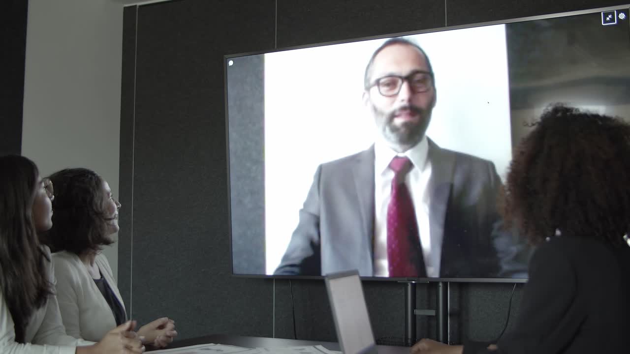 ceo exitoso chateando en video con socios y escuchando