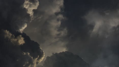 Nubes-Cumulonimbus-Oscuras-En-Movimiento-En-El-Cielo,-Punto-De-Vista