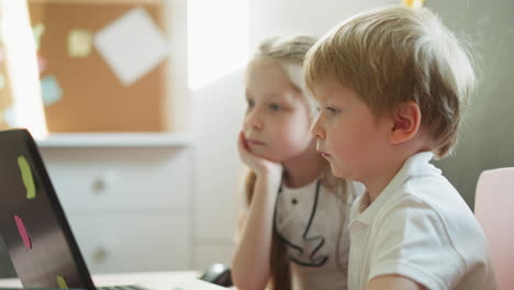 Hermana-Y-Hermano-Ven-Videos-Educativos-En-Una-Computadora-Portátil