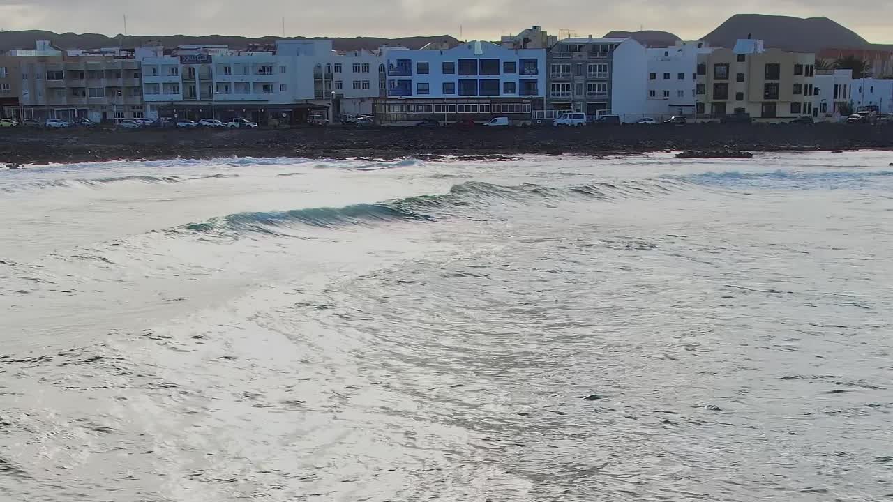 Onde che si infrangono sulla riva nelle Isole Canarie nelle ore mattutine