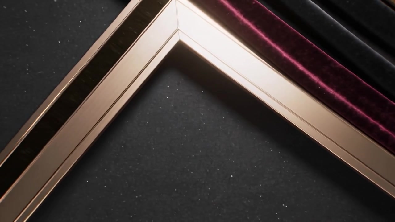 Cornice in bronzo animata con inserto dorato che scorre sul set, rivelando strisce di velluto, sfondo maculato.