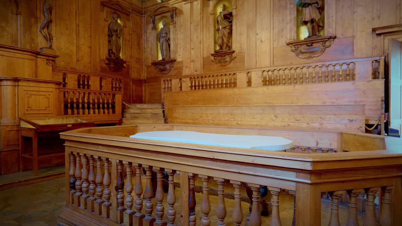 Wnętrze zabytkowego kościoła w Bolonii ze zdobnym ołtarzem i ciepłym oświetleniem otoczenia oraz apostołami w niszach