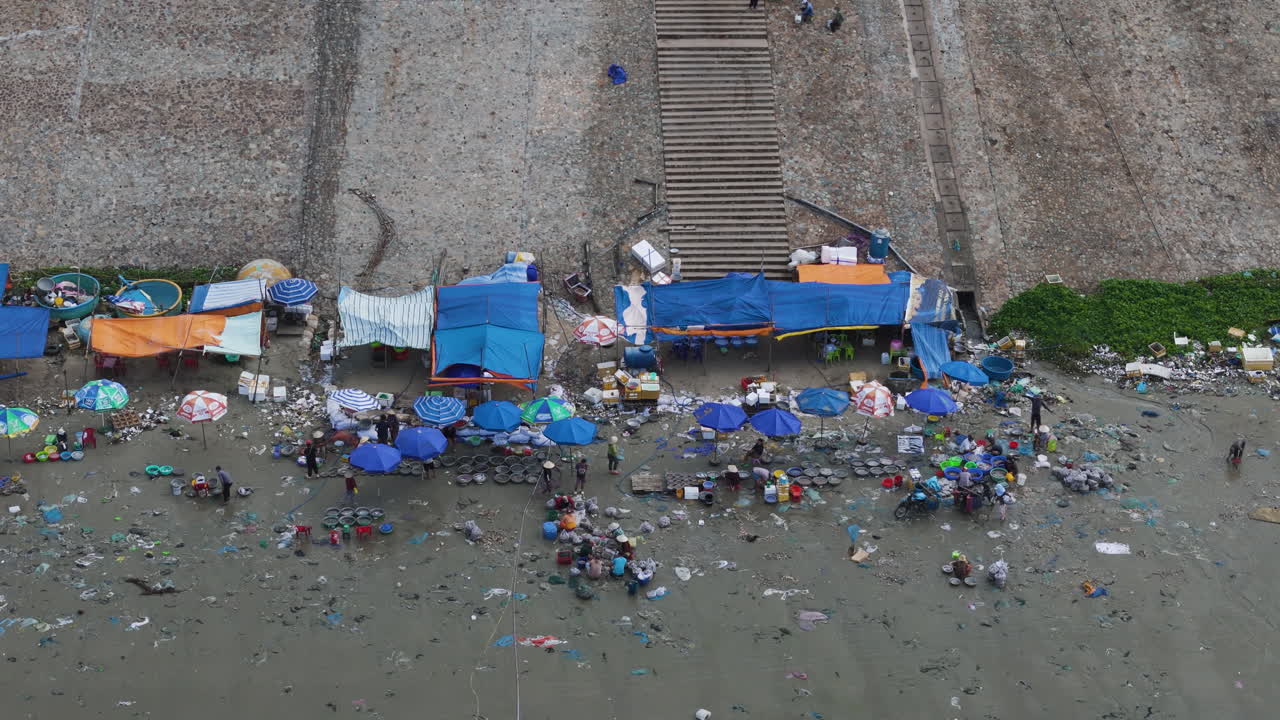 베트남의 모이 네 해변에 있는 해산물 시장, 공중  ⁇ 도를 설정하는