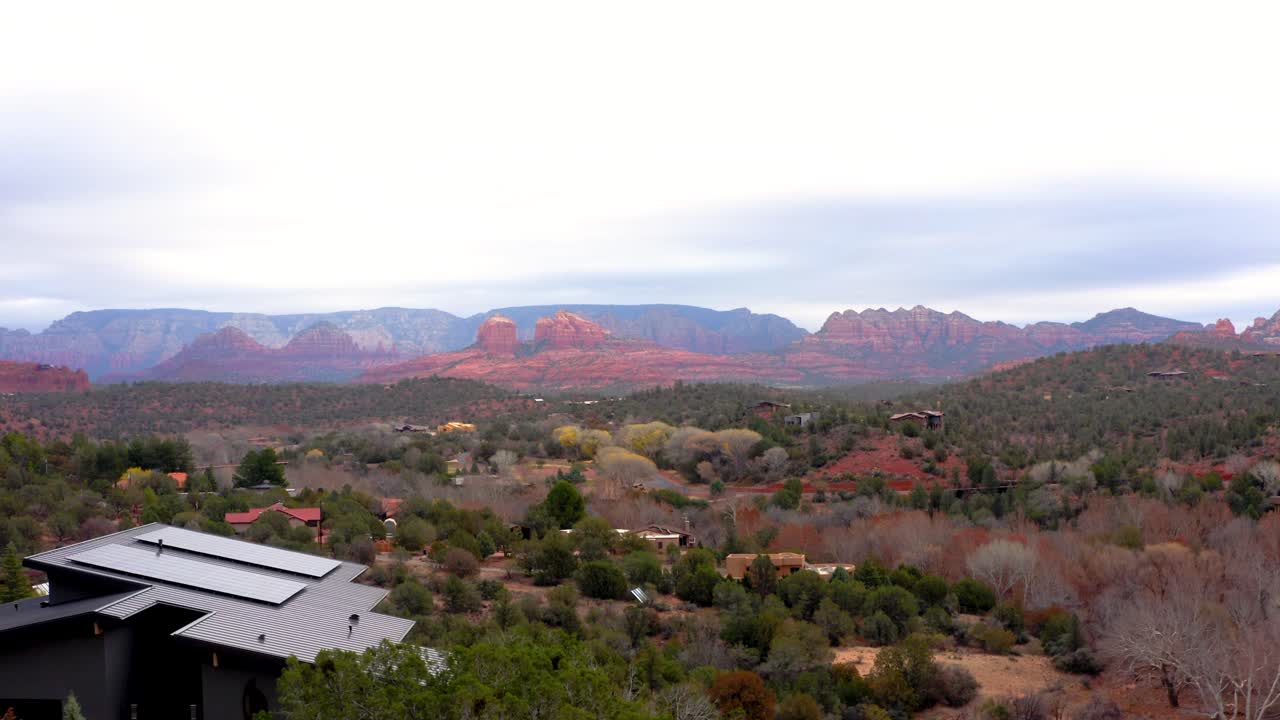 vuelo de drones revela impresionante paisaje desértico con roca catedral, sedona
